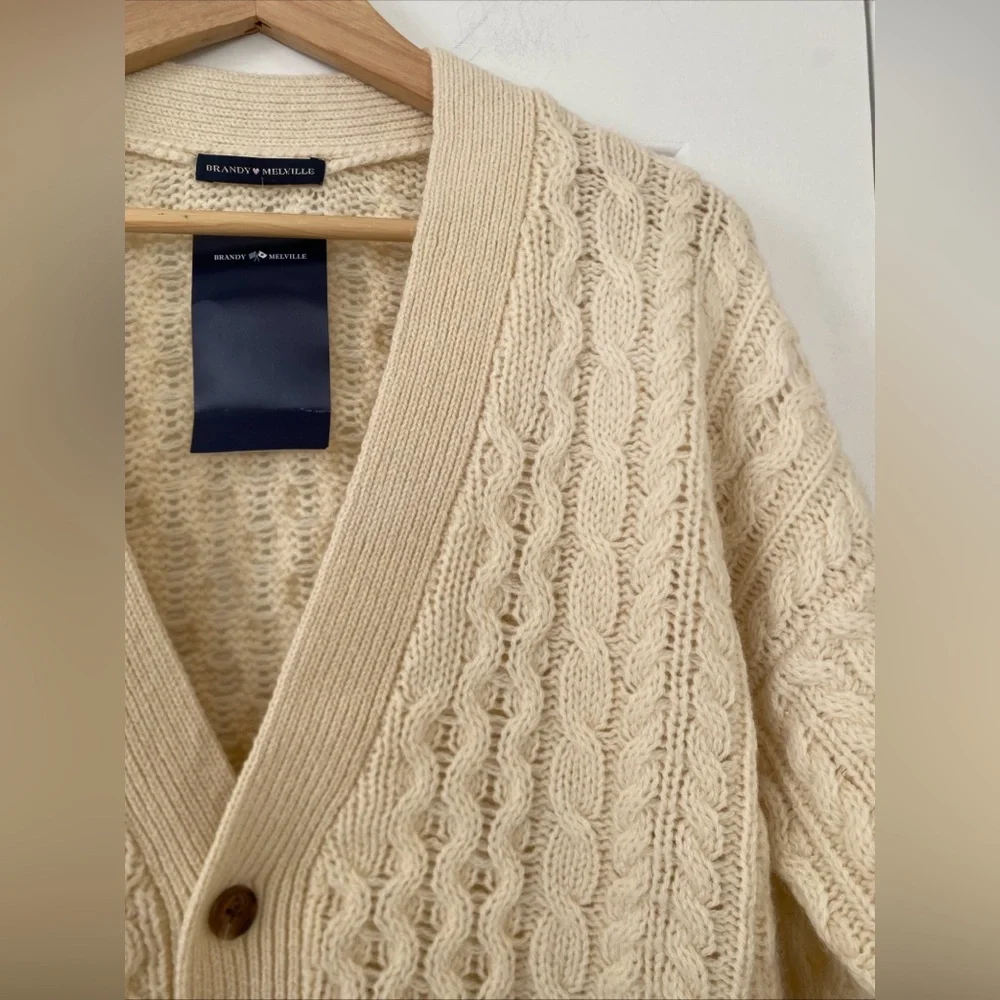 Brandy Melville LADIES’ OVERSIZE CREAM CABLE KNIT SWEATER Cardigan NEW NWT O/S - Picture 5 of 9